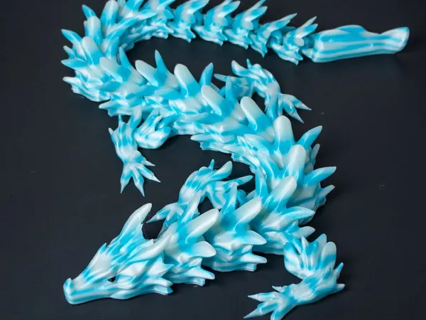 Wodny smok z ruchomymi segmentami z PLA — elastyczny wydruk 3D FDM