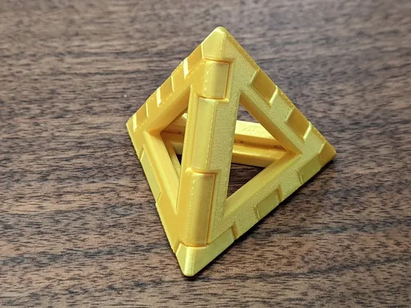 Złoty model geometryczny — oktaedr wydrukowany 3D z PLA, dekoracja lub zabawka edukacyjna