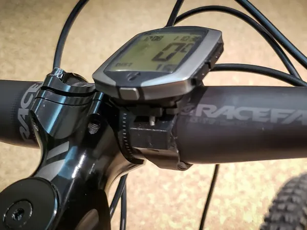Uchwyt licznika rowerowego z PETG — mocowanie komputera rowerowego na kierownicy
